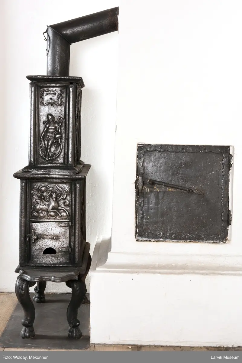 1. etasje langside: Apollon som de skjønne kunsters gud, riflet bunn. 
1. etasje kortside: Øverst Pegasus, nederst grevekronet DSH (grevinne Dorthea Sophia Holsten død 1766) i speilmonogram.
2. etasje langside portalåpning med rokokko-ornamentikk.  
2. etasje kortside: kildenymfe med rinnende urne.