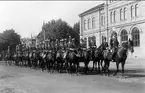 Eskort ur livregementets husarer vid Gustaf V:s besök i Skövde under Skaraborgs regementes 300-årsjubileum, år 1931. Troppchef löjtn Hans Fock.