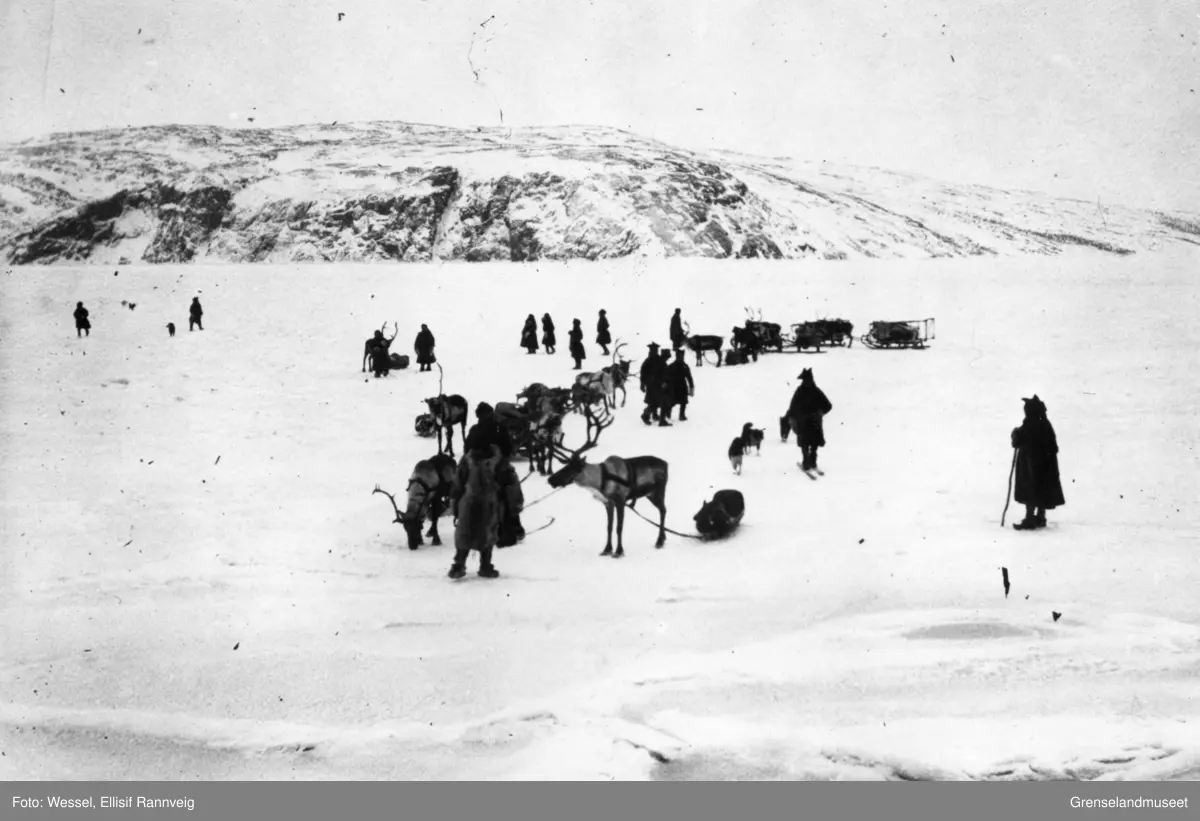 Lokalbåten "Varangeren" ventes inn. Ved iskanten i Bøkfjorden, ca 1900.