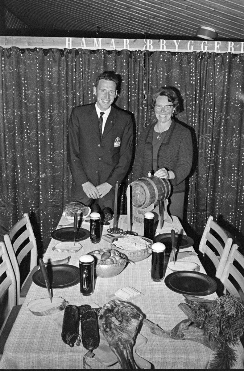 Kjøkkenutstilling i Hamarhallen, Kjøkkenutstilling i Hamarhallen, Stand Hamar Bryggeri, Ole Ellefsæter og Alfhild Sundheim.