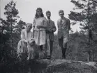 Nina Hammarskjöld, Sigrid, Lars och Hans på en sten i skogen i närheten av Tuna gård. Sigrid var krigsbarn från Tyskland, hon kom till Tuna efter första världskriget (1920 talet). Dotter till Hugo Hammarskjölds bekant David Carlson i Stettin, Sv Pommern.
