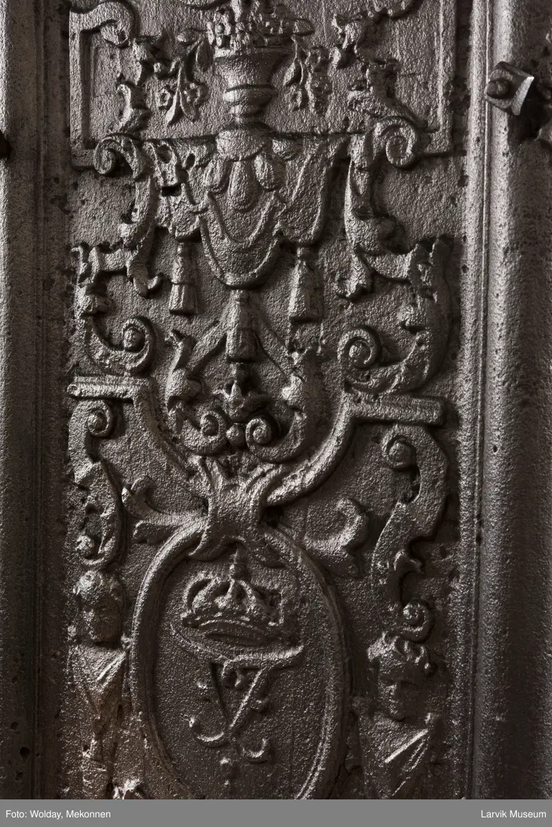 Ovnen har understell, bunnplate, sideplater, frontplate, bakplate og topp, røykkasse, røykerør og to messinghoder. Røykerøret er litt løst.