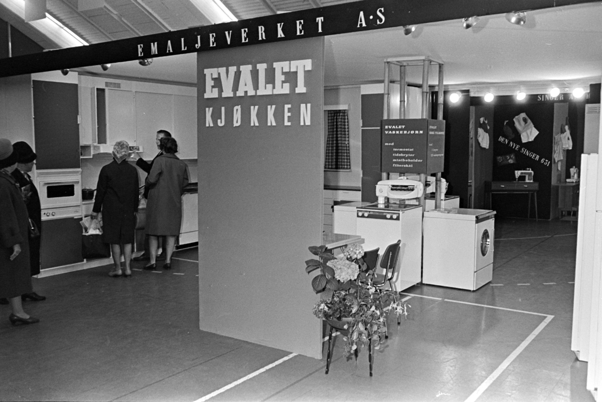 Kjøkkenutstilling i Hamarhallen, stand, Evalet kjøkken, Emaljeverket A:S.