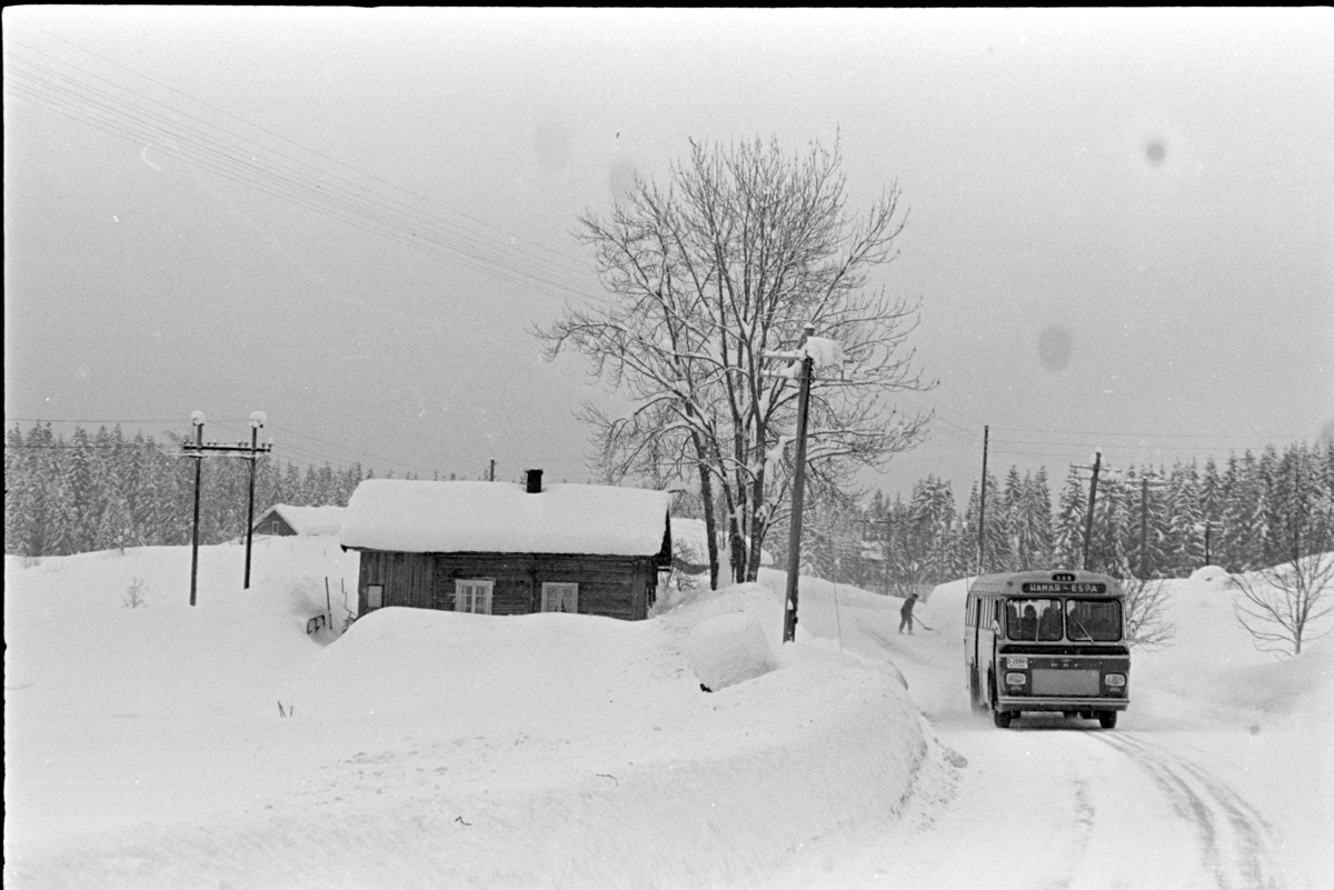 Vinterveg,vinterføre, brøytekanter, Stange, husmannsplass buss, Hamar og Omland  Bilruter, HOB Hamar-Espa D-20961.  Denne plassen lå ved dagens RV222, Tangenvegen, (tidligere RV50)  rett sør for der Jernsætervegen tar av. Bildet er tatt fra nord.