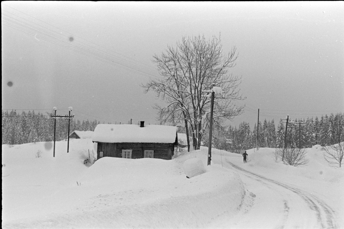 Vinterveg,vinterføre, brøytekanter, Stange ,husmannsplass, Denne plassen lå ved dagens RV222, Tangenvegen, (tidligere RV50)  rett sør for der Jernsætervegen tar av. Bildet er tatt fra nord.