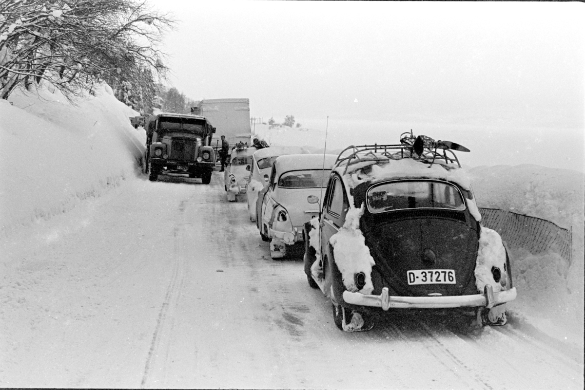 Trafikkaos, vinterveg, vinterføre, snø, bilkø, påsketrafikk, ukjent sted.