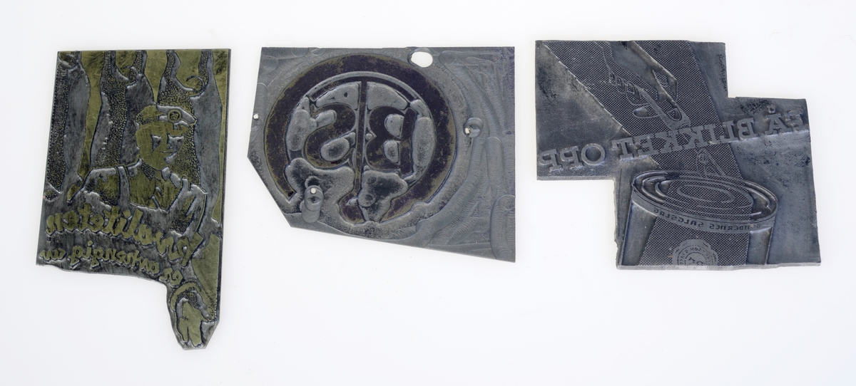 I alt 20 klisjeer som viser ulike figurer brukt i reklame for Bøndernes Salgslag. De er kommet i en samlebokss fordi det er ulike deler og/eller vanskelig å tyde. For oversikt se "Andre opplysninger". Det er også en pose med ubrukt materiale til produksjon av klisjeer (etsing).