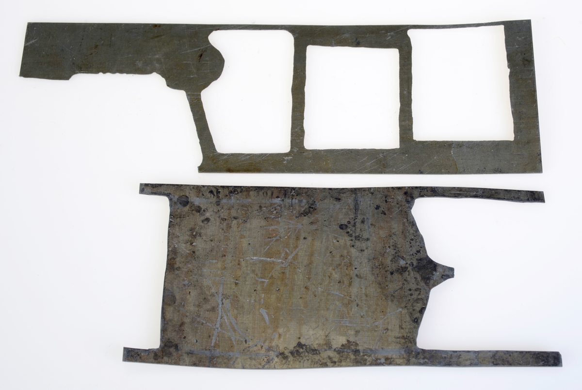 I alt 20 klisjeer som viser ulike figurer brukt i reklame for Bøndernes Salgslag. De er kommet i en samlebokss fordi det er ulike deler og/eller vanskelig å tyde. For oversikt se "Andre opplysninger". Det er også en pose med ubrukt materiale til produksjon av klisjeer (etsing).