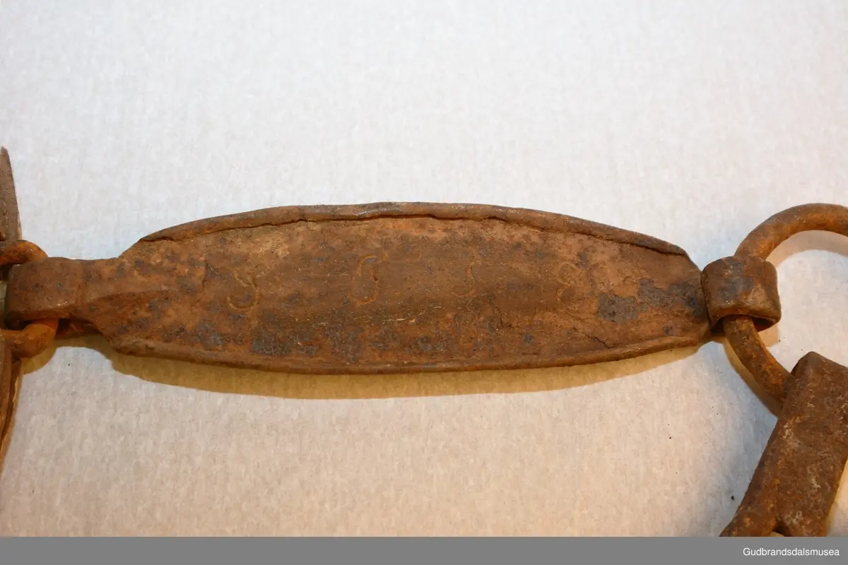 Et par bogtrær med drått og orering i jern. Høvre med ringer av jern for tømmer, to fester av jern for oppholdsreimer, jernbøyle for ryggreim.
DEKOR. Sammenhengende akantusranke i barokkstil med mye bladverk. Den forenklede akantusskurden er et stiltrekk som hører hjemme på slutten av 1700-tallet, begynnelsen på 1800-tallet. (Se også LBY0150b; LBY0151a, b). Inskripsjonen på dråtten P J S E 1827 står antakelig for Peder Johannessen Enstad, f. 1798, d. 1828, gardbruker på Sørpå Enstad fra 1820. Årstallet 1827 antas å være produksjonsåret for høvret og bogtreet.
BRUK. Høvre og bogtre hører sammen. De utgjør de primære festeanordningene for seletøyet og medvirker til å fordele trekkbelastningen på en hensiktsmessig måte. Høvren er plassert fremme over ryggen på hesten. Den har huller eller ringer som tømmene blir ført igjennom og er i tillegg festepunkt for rygg- og bære-/oppholdsreimer. Bærereimene går videre nedover og er koplet til draget/skåken.
Bogtrærne er festet til hverandre over nakken med en nakkereim og rundt brystet med en brystreim. Midt på treet er det hull for feste av dråtten. Dråtten, en 6-7 cm. bred, stiv lærreim, blir i motsatt ende festet til draget/skåken.