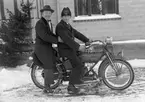 Yngve Tjerneld, Wästra Hästbo, sitter bak på sin Harley Davidson 1921 med reg.nr. X845.  Modell W Sport  på 584cc med 5 hk boxermotor.