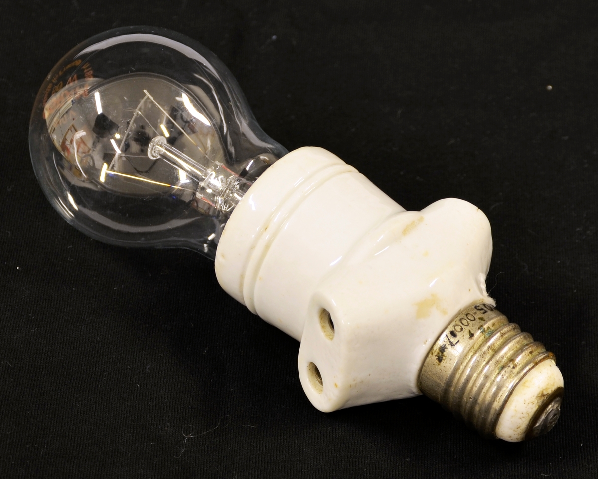 Hol i eine enda med gjenger i metall inni. På kvar side er det to hol. I andre enden metallgjenger. Porselen utanpå med to spor nedst mot pære.