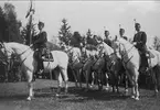 Standar och standarvakt beridna på enbart vita hästar i samband med avtäckande av livskvadronens minnessten vid Fellingsbro, 6 juni 1948. Deputationer från grenadjärerna och husarerna deltog, Fellingsbros manskör sjöng och stor var uppslutningen av traktens befolkning.