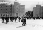 På I 3:s kaserngård i Örebro. H M konungen Gustaf VI Adolf på väg till hälsningsceremonin.