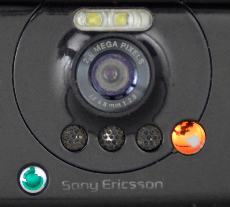 Rektangulær. Tastar og skjerm på eine sida. Kamera på andre. 1,9 tommar skjerm. Kamera 2,0 megapixsler. Batteri.