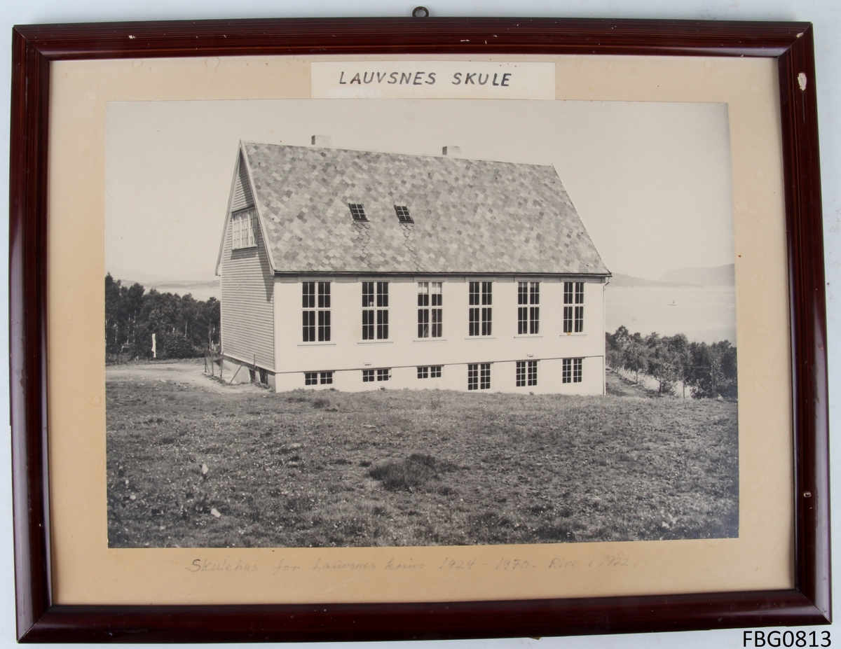 Fotografi av Lauvsnes skule i prydramme.