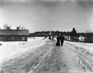 Västra vägen med Gustavsbron samt bebyggelse. (I förgrunden till vänster café i stadsäga 1691.) Foto troligen 1901.