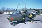 Chefen för F 3, Gösta Norrbohm, sitter i flygplan SK 60 märkt nummer 70 tillhörande F 5 Krigsflygskolan på flygfältet på Malmen, 1973.
En tekniker står bredvid flygplanet.