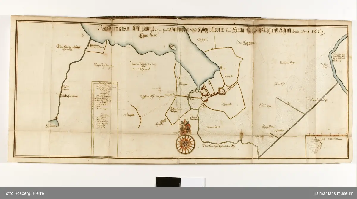 KLM 10928 Kartor, samling. Över Ålhults egendom. Kartorna inbundna i en volym med skinnpärm. Innehåller ett löst ark, mått: 53 x 31 cm, med plan och fasadritning på Tvene flyglar vid Pauliström. En inklistrad karta, mått: 95 x 40 cm, över Ålhults sätesgård, Daterad: 1660. Därefter Ålhults sätesgårds hela gårdsinnehav 1670-1671, 86 sidor, en gård per uppslag. Volymen har funnits på Ålhults säteri.