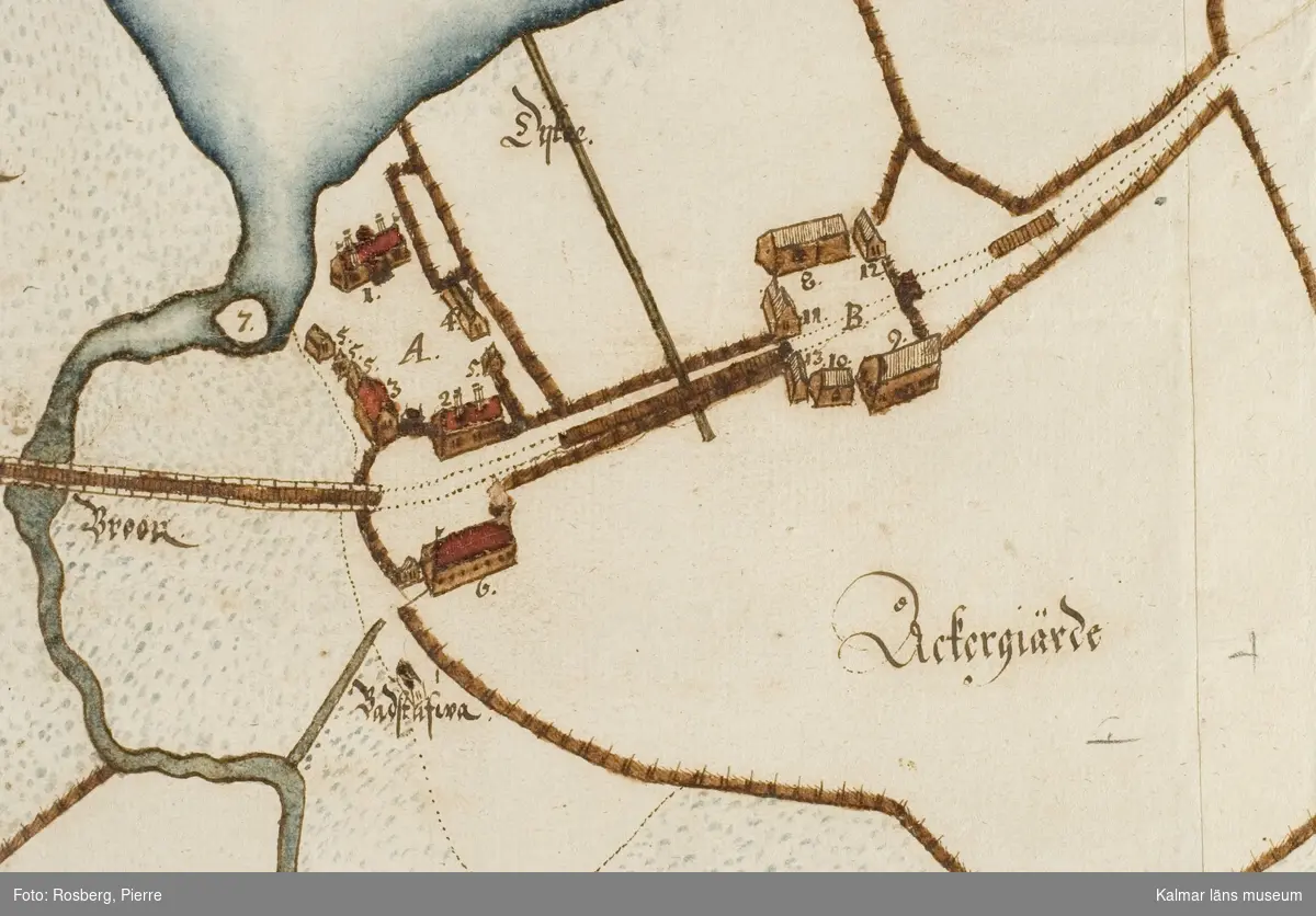 KLM 10928 Kartor, samling. Över Ålhults egendom. Kartorna inbundna i en volym med skinnpärm. Innehåller ett löst ark, mått: 53 x 31 cm, med plan och fasadritning på Tvene flyglar vid Pauliström. En inklistrad karta, mått: 95 x 40 cm, över Ålhults sätesgård, Daterad: 1660. Därefter Ålhults sätesgårds hela gårdsinnehav 1670-1671, 86 sidor, en gård per uppslag. Volymen har funnits på Ålhults säteri.