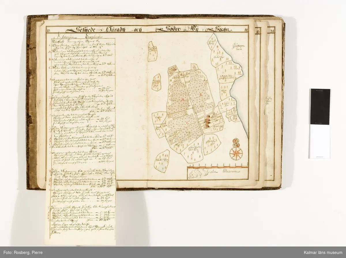 KLM 10928 Kartor, samling. Över Ålhults egendom. Kartorna inbundna i en volym med skinnpärm. Innehåller ett löst ark, mått: 53 x 31 cm, med plan och fasadritning på Tvene flyglar vid Pauliström. En inklistrad karta, mått: 95 x 40 cm, över Ålhults sätesgård, Daterad: 1660. Därefter Ålhults sätesgårds hela gårdsinnehav 1670-1671, 86 sidor, en gård per uppslag. Volymen har funnits på Ålhults säteri.