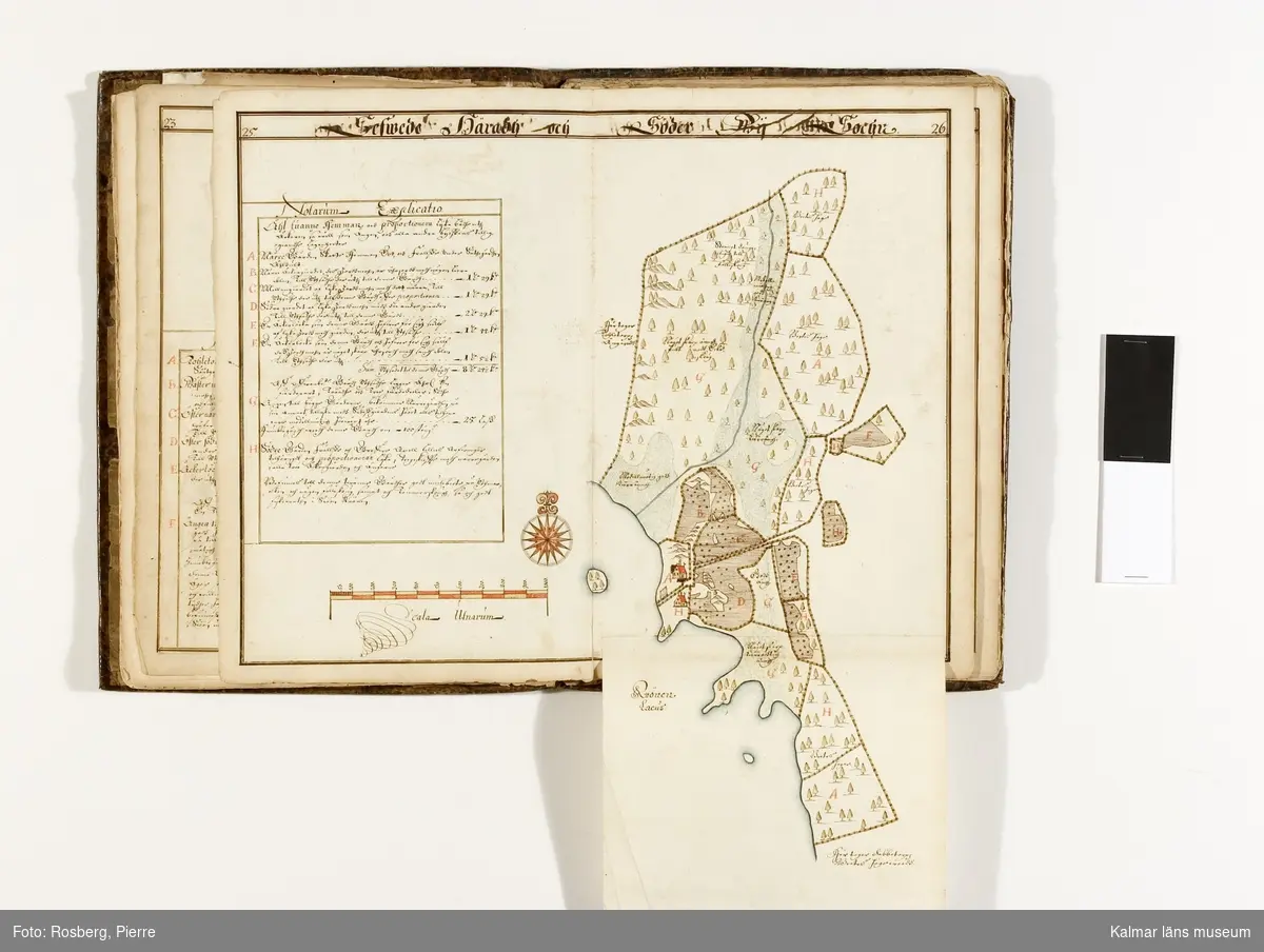 KLM 10928 Kartor, samling. Över Ålhults egendom. Kartorna inbundna i en volym med skinnpärm. Innehåller ett löst ark, mått: 53 x 31 cm, med plan och fasadritning på Tvene flyglar vid Pauliström. En inklistrad karta, mått: 95 x 40 cm, över Ålhults sätesgård, Daterad: 1660. Därefter Ålhults sätesgårds hela gårdsinnehav 1670-1671, 86 sidor, en gård per uppslag. Volymen har funnits på Ålhults säteri.