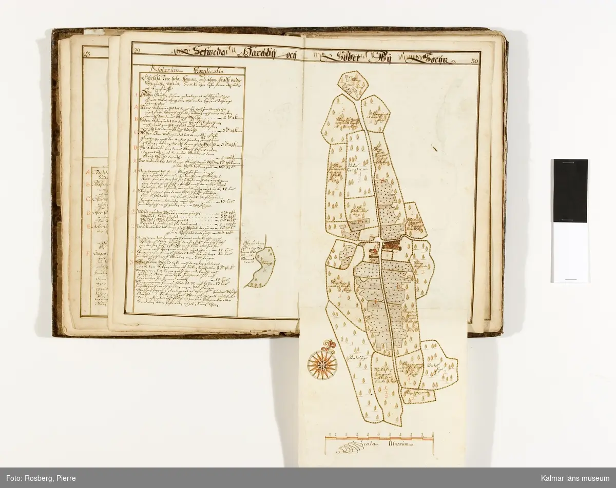 KLM 10928 Kartor, samling. Över Ålhults egendom. Kartorna inbundna i en volym med skinnpärm. Innehåller ett löst ark, mått: 53 x 31 cm, med plan och fasadritning på Tvene flyglar vid Pauliström. En inklistrad karta, mått: 95 x 40 cm, över Ålhults sätesgård, Daterad: 1660. Därefter Ålhults sätesgårds hela gårdsinnehav 1670-1671, 86 sidor, en gård per uppslag. Volymen har funnits på Ålhults säteri.