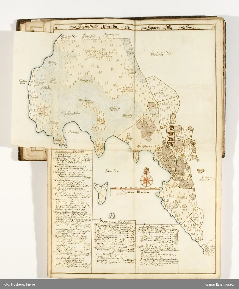 KLM 10928 Kartor, samling. Över Ålhults egendom. Kartorna inbundna i en volym med skinnpärm. Innehåller ett löst ark, mått: 53 x 31 cm, med plan och fasadritning på Tvene flyglar vid Pauliström. En inklistrad karta, mått: 95 x 40 cm, över Ålhults sätesgård, Daterad: 1660. Därefter Ålhults sätesgårds hela gårdsinnehav 1670-1671, 86 sidor, en gård per uppslag. Volymen har funnits på Ålhults säteri.