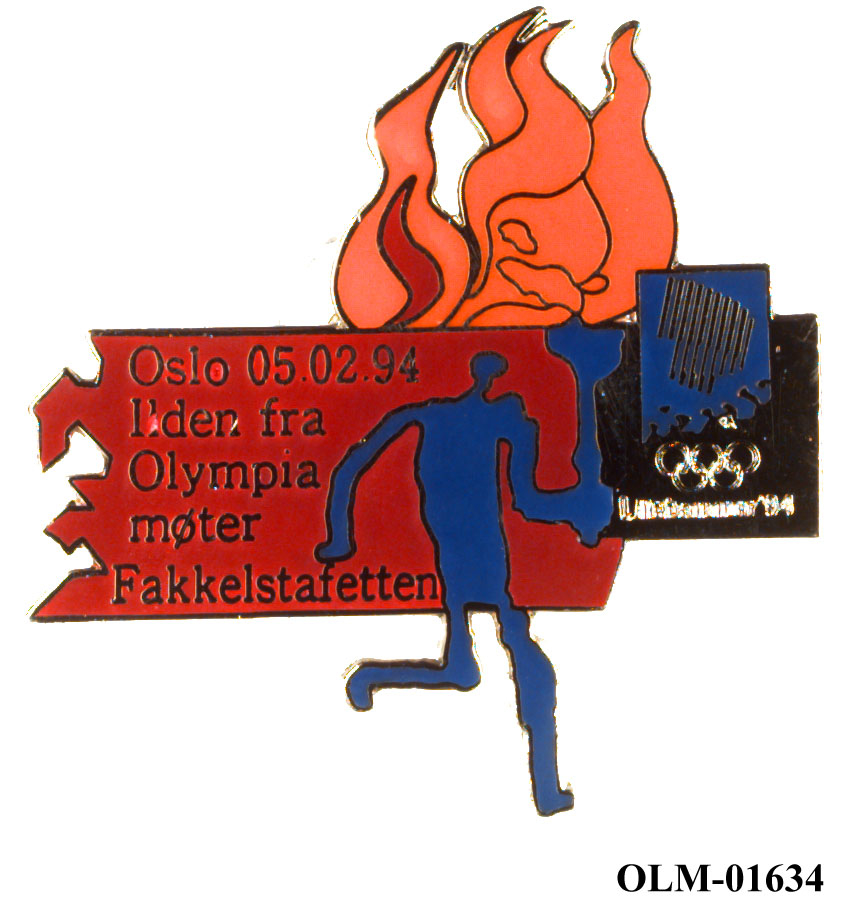 Utstanset merke med snøkrystaller lengst til venstre. Fakkelmannen med en kraftig ild og emblemet for Lillehammer '94 til høyre.