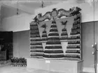 Monter med Trelleborgs bryggeri AB. Pyramider av flaskor. Utställningsplåtar 1925.