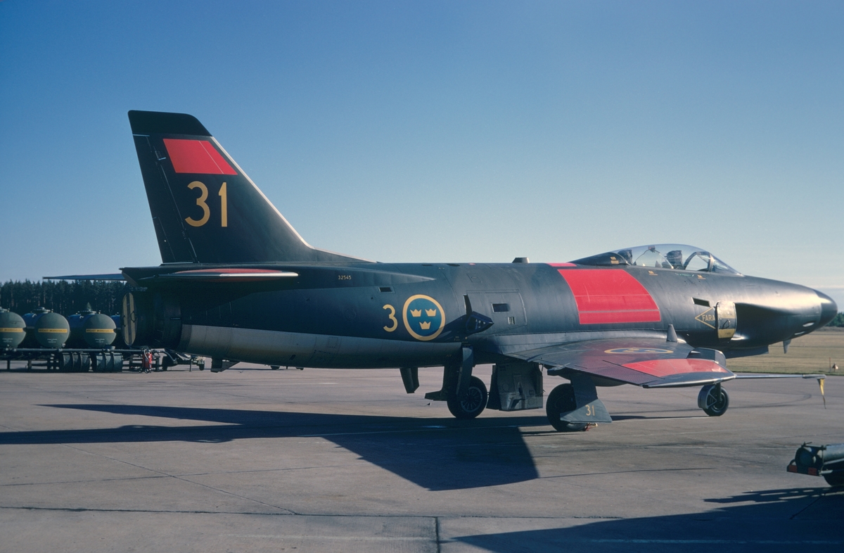 Flygplan J 32B som målflygplan ur Målflygdivisionen står på Malmens flygfält, hösten 1973. Serie om 4 bilder.