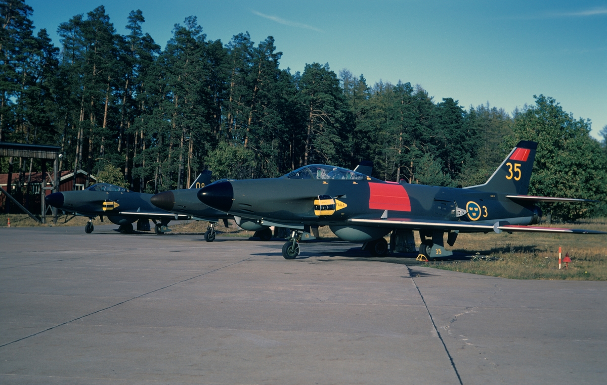 Flygplan J 32B som målflygplan ur Målflygdivisionen står på Malmens flygfält, hösten 1973. Serie om 4 bilder.