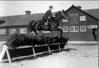 Träningshoppning på stallplan på Strömsholm. I bakgrunden officers-stallet.