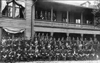 Gruppbild framför officerspaviljongen. Bilden är troligtvis tagen i samband med invigningen av paviljongen år 1893.