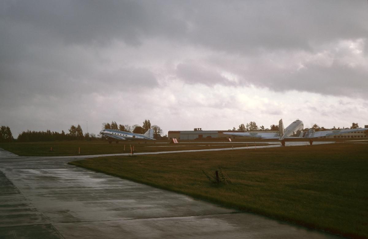 Flygvapnets alla sex flygplan TP 79 på Malmens flygfält den 8 september 1981. Flygplanen uppställda på fältet, vid uttaxning och start från flygfältet och flygande i luften. Serie om 20 bilder.