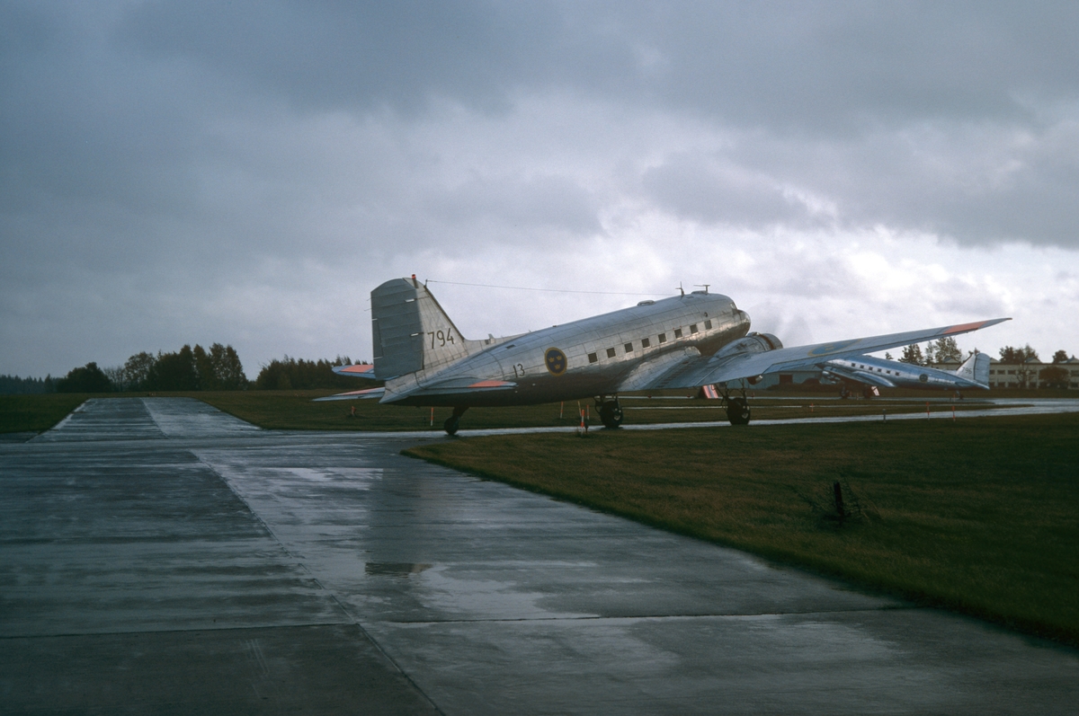 Flygvapnets alla sex flygplan TP 79 på Malmens flygfält den 8 september 1981. Flygplanen uppställda på fältet, vid uttaxning och start från flygfältet och flygande i luften. Serie om 20 bilder.