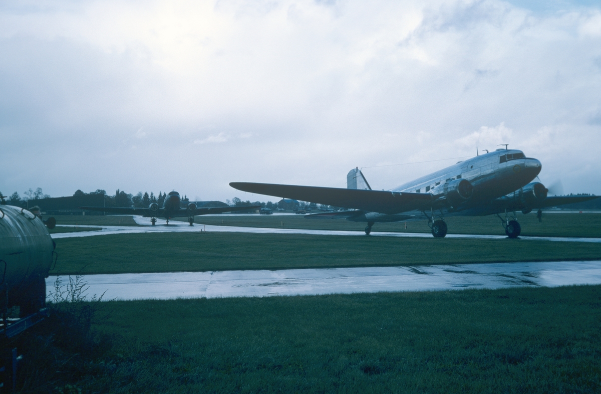 Flygvapnets alla sex flygplan TP 79 på Malmens flygfält den 8 september 1981. Flygplanen uppställda på fältet, vid uttaxning och start från flygfältet och flygande i luften. Serie om 20 bilder.