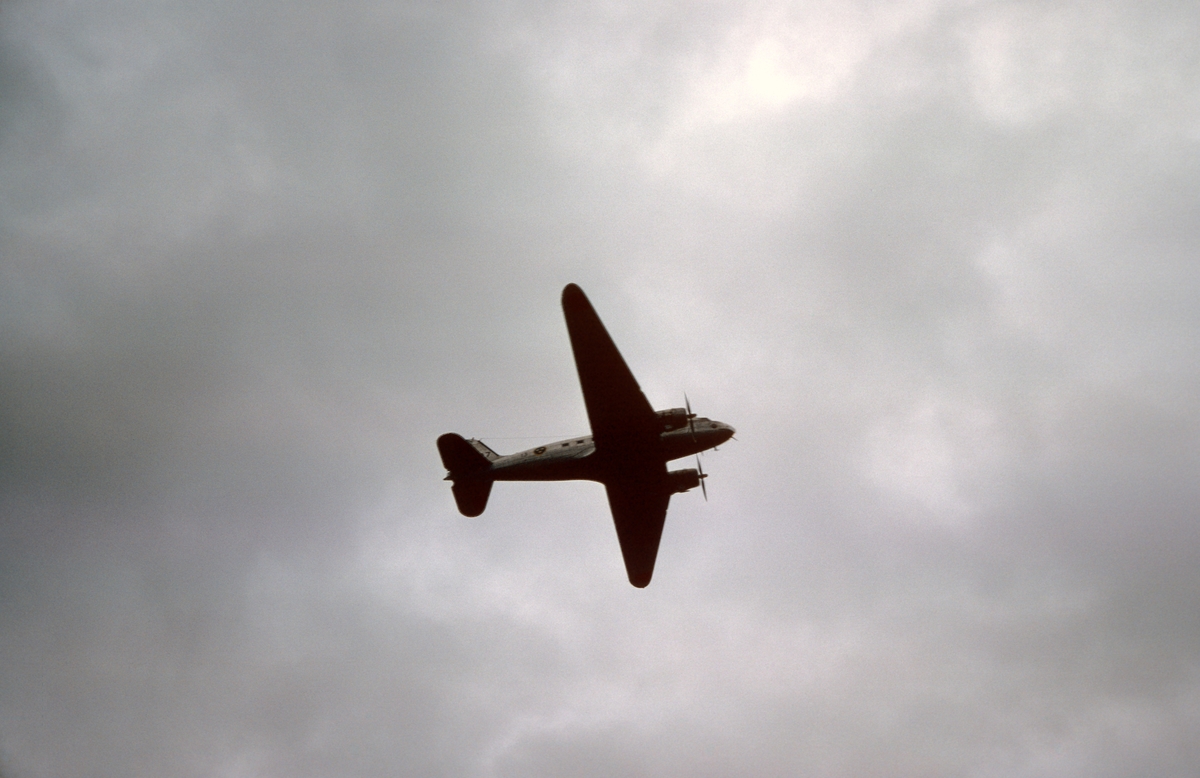 Flygvapnets alla sex flygplan TP 79 på Malmens flygfält den 8 september 1981. Flygplanen uppställda på fältet, vid uttaxning och start från flygfältet och flygande i luften. Serie om 20 bilder.