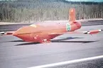 Målflygplan RB 01 GAF Jindivik Mk 2 står på flygbana, 1980-tal.