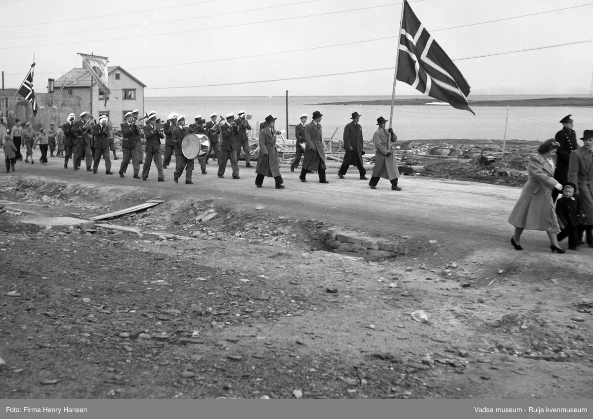 Vadsø sentrum 17. mai 1951. Toget går i Hvistendahlsgate mot sentrum. Hans Dagfinn Iversen spiller på stortrommen.
