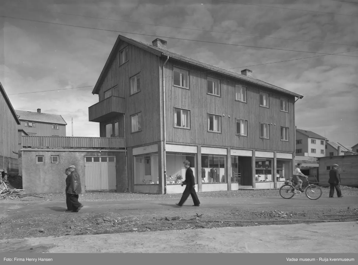 Vadsø sentrum 1952, Havnegata 1 Ekviperingen med med sko- og konfeksjonsforretning i sokkeletasjen, leiligheter i 1. og 2.etasje. Vi kan se en kringkastingsmast i bakgrunnen.