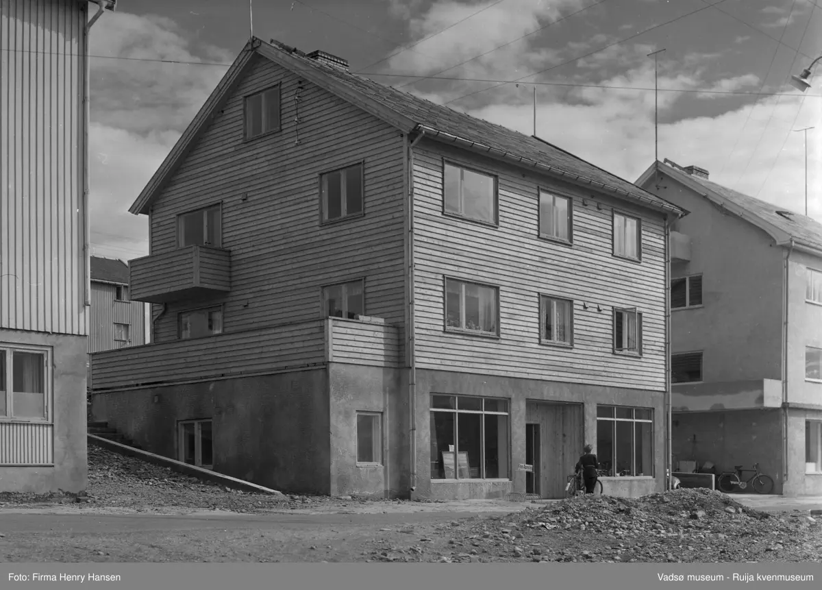 Vadsø sentrum 1952, Havnegata, Aanstad-bygget. Finn Aanstad hadde forretning i sokkeletasjen, han solgte bl.a. radioer.
