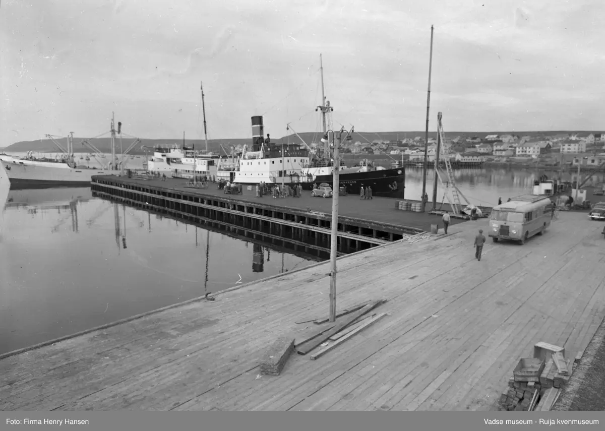 Vadsø 1952. Dampskipskaia. Bildet er tatt mot nordvest. Hurtigruteskipet "Finmarken" ligger ved kaia på nordsida. Et annet skip ligger ved kaia mot vest. På kaia står en buss. Ved hurtigruta er det flere mennesker, noen er antagelig ventende eller ankomne passasjerer, og en personbil.


og en personbil står parkert.