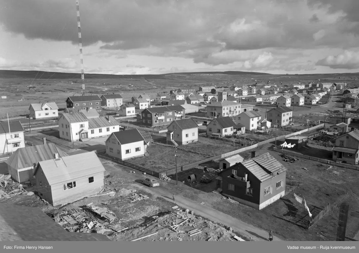 Vadsø 1957. Bildet er tatt fra kirken mot nordøst. Man ser brannstasjonen, Filadelfia, en av NRK-mastene og boliger i blant annet Grensen og Idrettsveien.