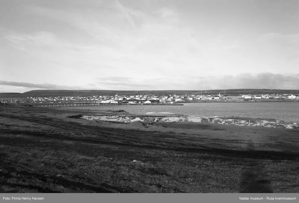 Panoramabilde tatt fra Vadsøya mot Ørtangen. De to kortbølgemastene og den lange midlertidige brua over til Vadsøya kan gi indikasjoner på tidspunktet.