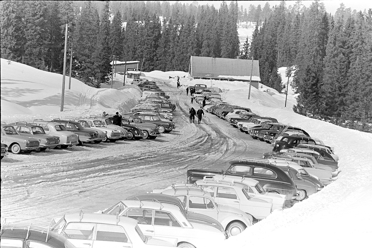 Gåsbu,parkeringsplass,personbiler, vinter.