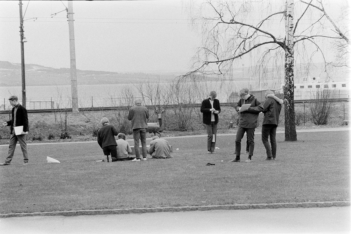 Strandgateparken, skoleelever, tegnetime, statue rådyr,