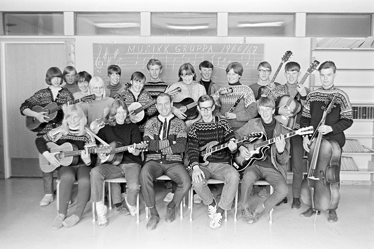 Ener ungdomsskole, Vang H. Musikkgruppa 1966/67, musikkundervisning, elevgruppe, instrumenter, Øverste rekke fra venstre:Randi Hole(Jensen), Randi Steinsvik (Sveen), Merete Asla, Jorunn Kay, Berit Hagen, Anne Simensen, Ulf Vestheim, Wenche Skogvold, Bjørn Tømte, Rigmor Lund, Toralv Østvang, Svein Åge Enger, Odd Magne Palerud Nederste rekke fra venstre: Tove Nilsen (Rennemo), Kari Aagaard, musikklærer Odd R Antonsen, Bjørn Tore Lauritsen, Knut Frøisadal (levert av Svein Åge Enger