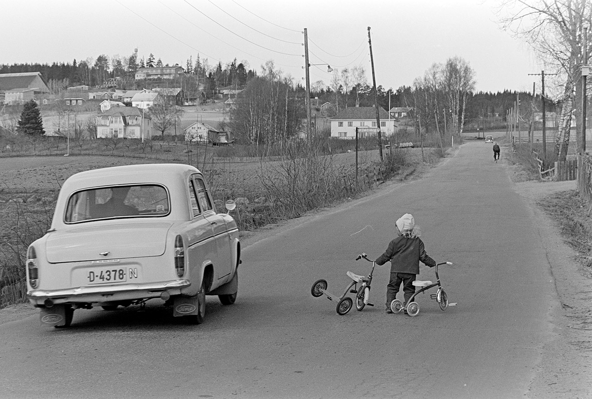 Aluvegen, barn, trehjulssykkel, biltrafikk, personbil D-4378, Hamar.