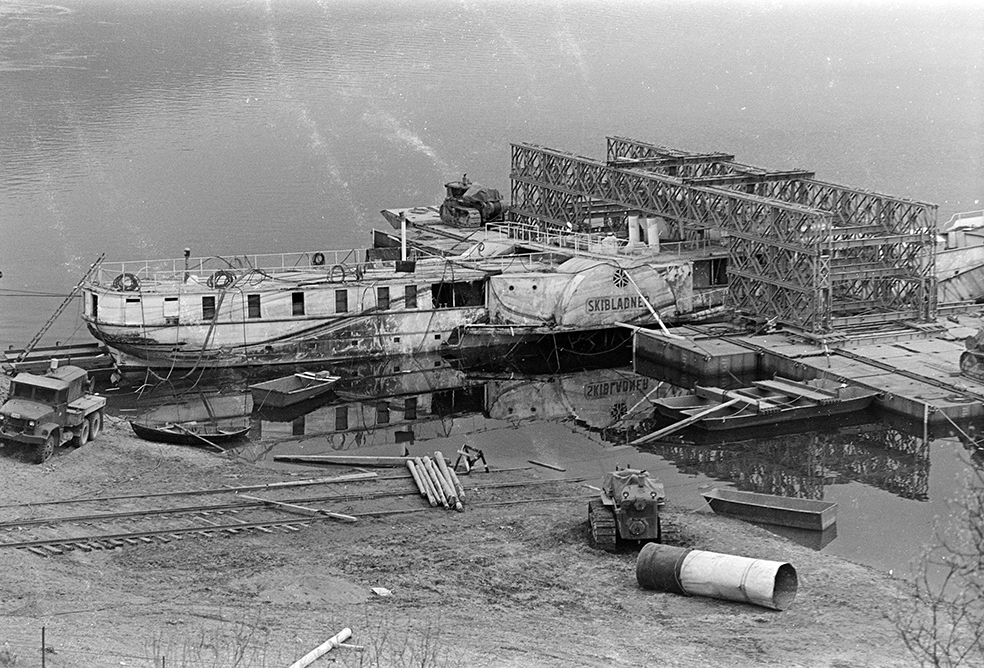 Minnesund, Skibladner heves etter at den sank under vinteropplag i Minnevika 7.februar 1967.