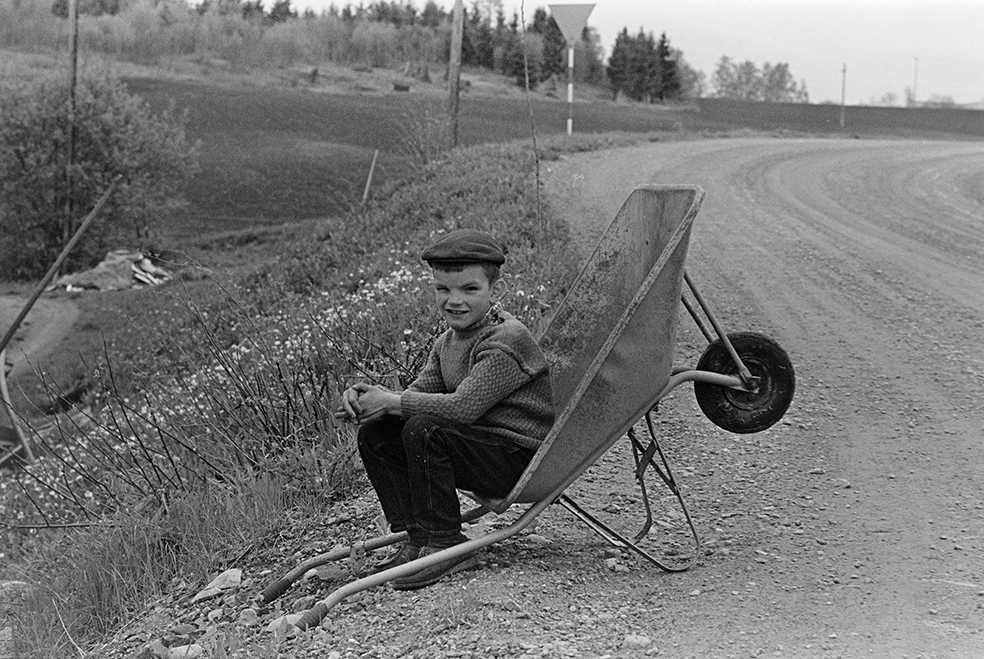 Portrett, ukjent gutt, trillebår. Nydal.